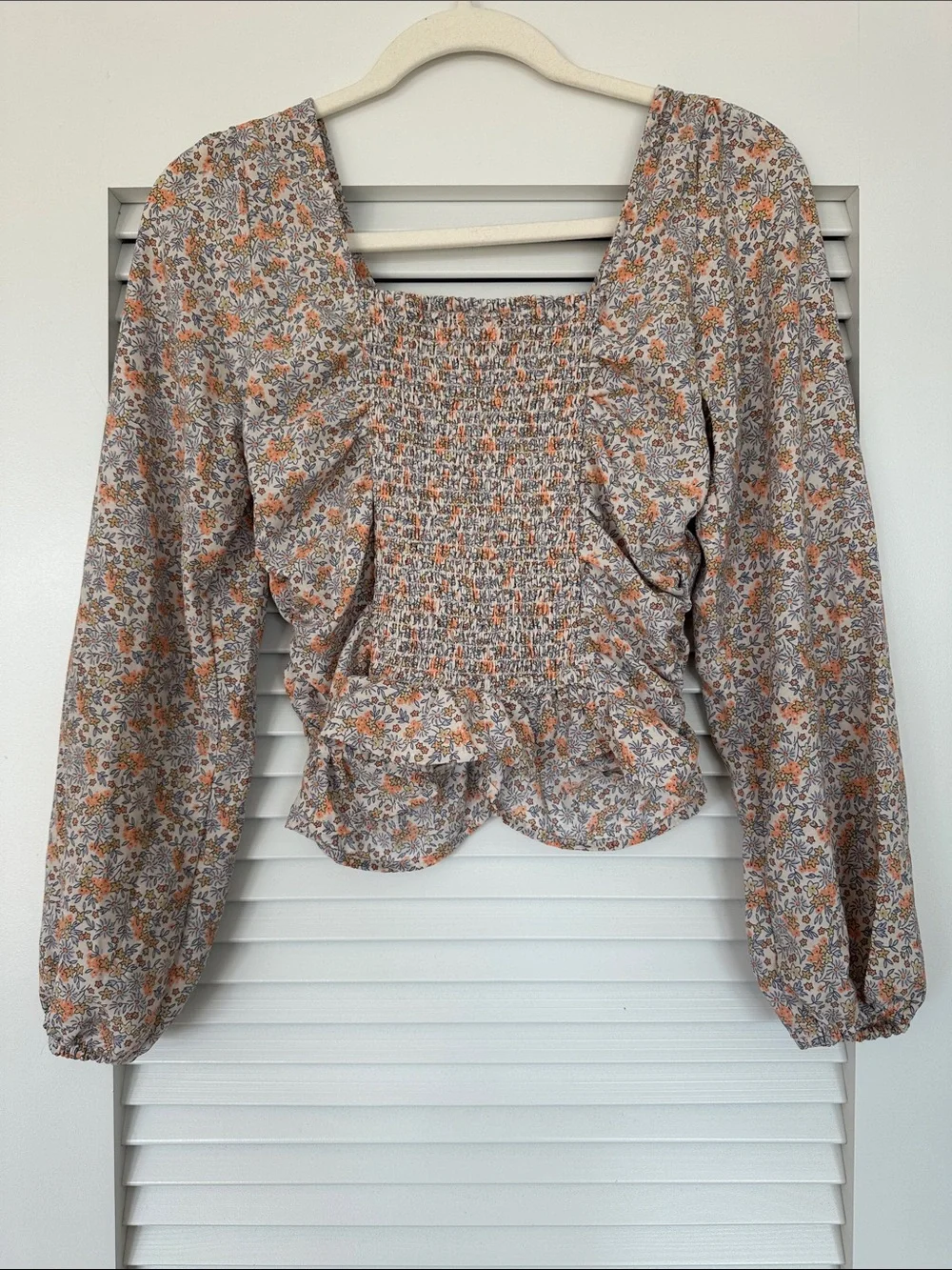 H&M Peach Floral Ruched V-Neck Blouse - Picture 3 of 4